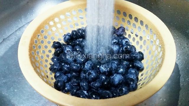 蓝莓冲水清洗一下
