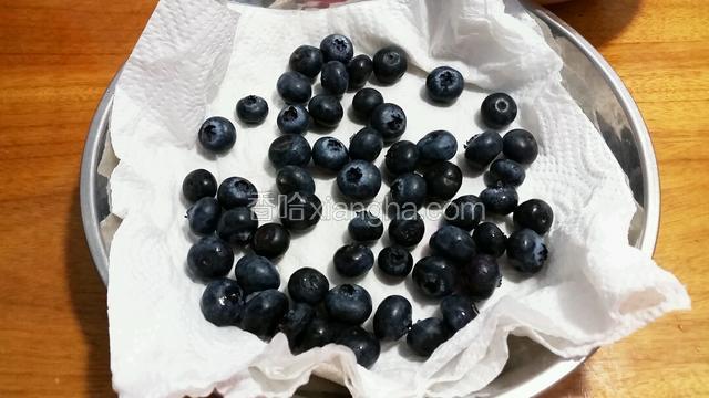 用厨房纸吸干水份