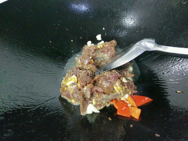 把牛肉下去翻炒一下（大火）