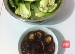 香菇炒青菜的做法图解1