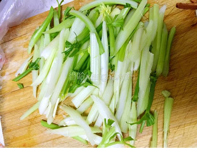 芹菜➕木耳.用开水烫闷10分钟.芹菜切段不要太长