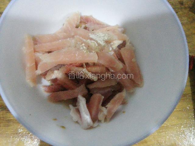 放入少量盐，胡椒粉，生抽，料酒和葱丝
