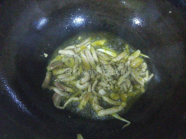 锅中放入少量油炒肉丝（不要炒太久），炒熟盛出