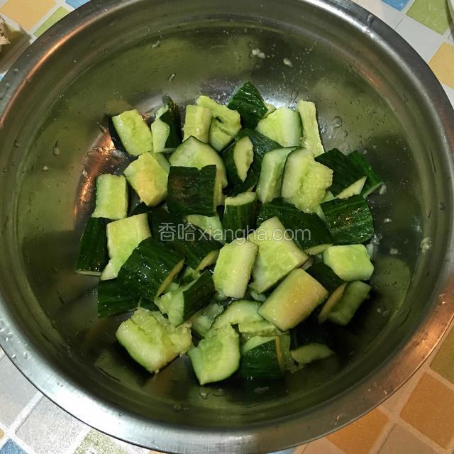 黄瓜洗净，拍扁切成小段，加适量盐腌制一会