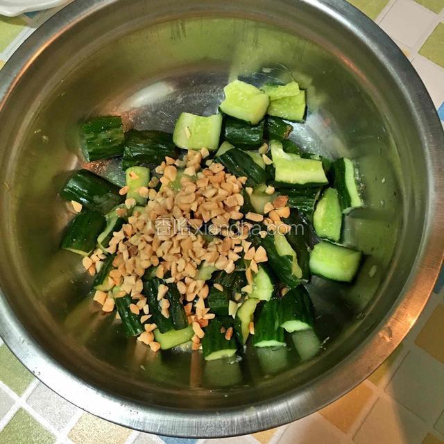 腌制好的黄瓜去掉水份，倒入花生碎拌匀