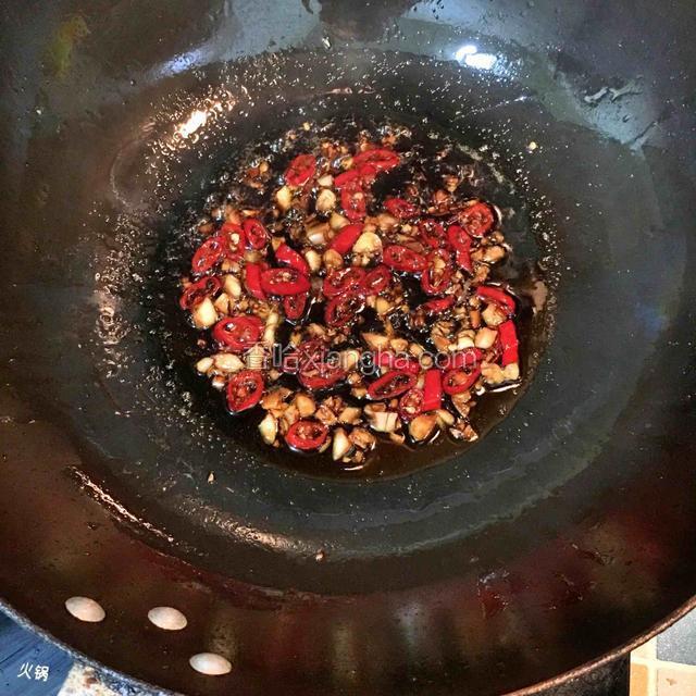 倒入蒸鱼豉油、陈醋、鸡精调成味汁