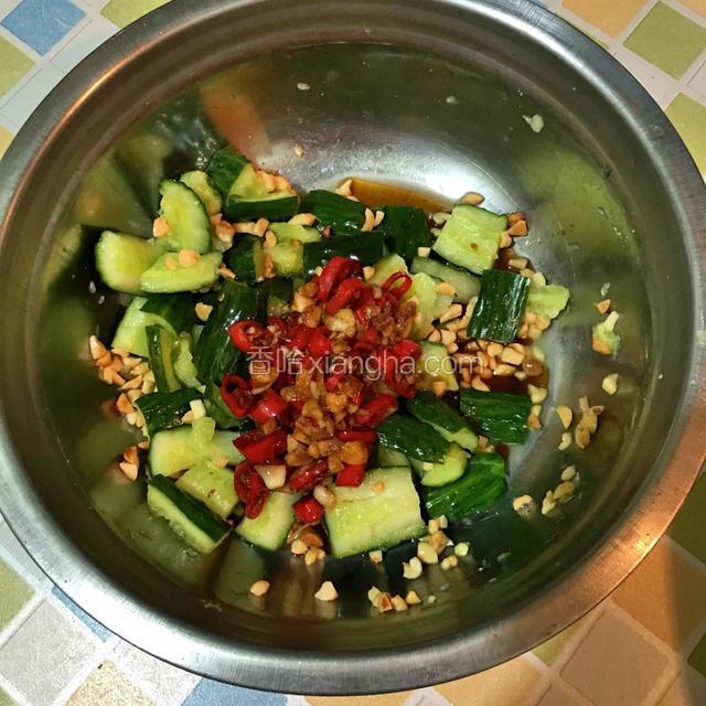 调好的味汁泼在黄瓜上