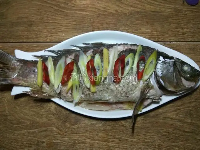 将鲤鱼拿出，干辣椒切片，摆上装饰即可。