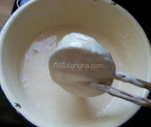 用面粉和清水调面糊，用茄夹蘸上面糊。