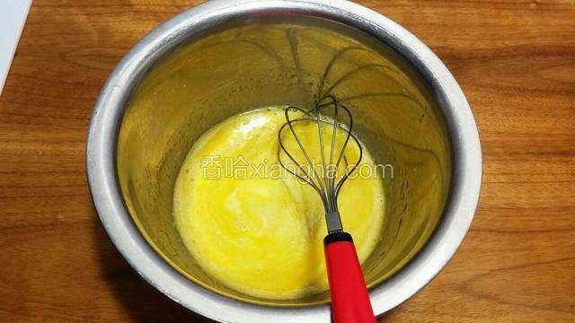 蛋黄加入糖、油拌至乳化，加入牛奶拌匀