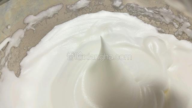 继续打至蛋白霜能拉起小尖角的干性发泡状态