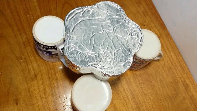 出炉后震两下立即倒扣，我是倒扣在3个杯子上