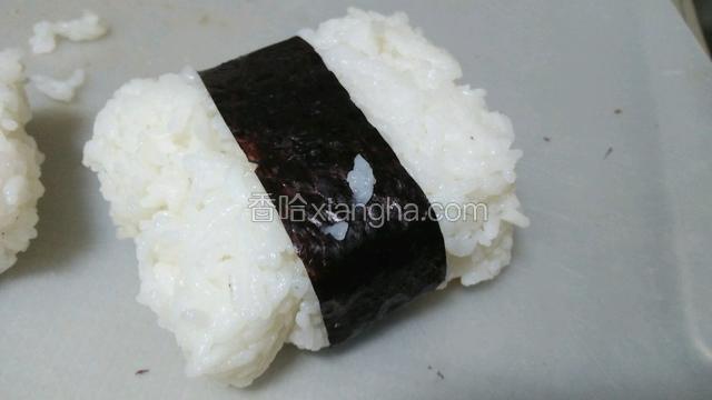 把米饭卷在紫菜里即可，吃的时候可以配番茄酱，或者沙拉酱都可以
