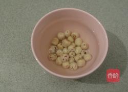 银耳莲子粥的做法图解3