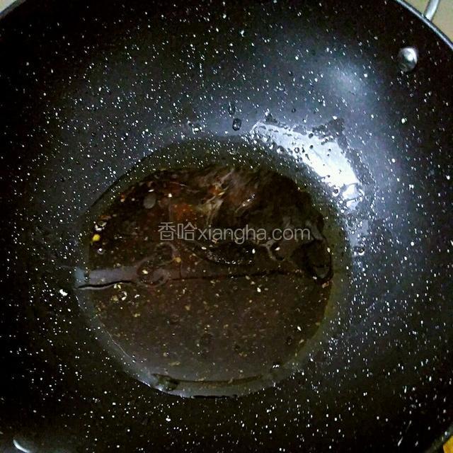 炒锅加热后倒入酱汁