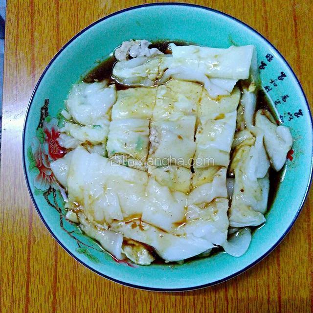 把酱汁淋在肠粉上