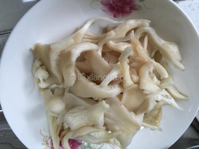 蘑菇洗干净.葱备用