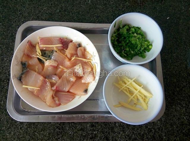 将鱼肉切片，用盐、生抽、白糖、胡椒粉、姜丝、生粉和油抓一抓，腌20分钟。