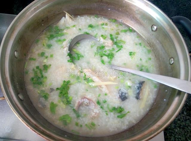白粥煲至稠滑，将它倒入煲锅，调大火，将腌好的鱼肉和姜丝倒入，煮滚1分钟，加盐和麻油调味，熄火。洒入葱花和香菜，可出锅。