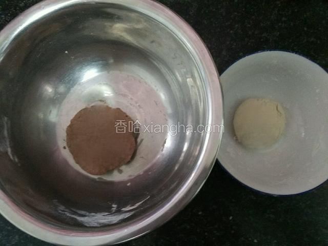 先用面粉和可可粉加鲜奶，揉两个面团，醒20分钟