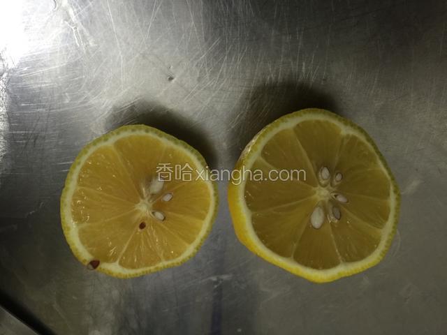 柠檬对半切开.去籽挤入柠檬汁