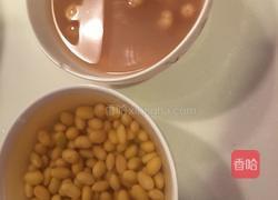 黄豆炖猪脚汤的做法图解1