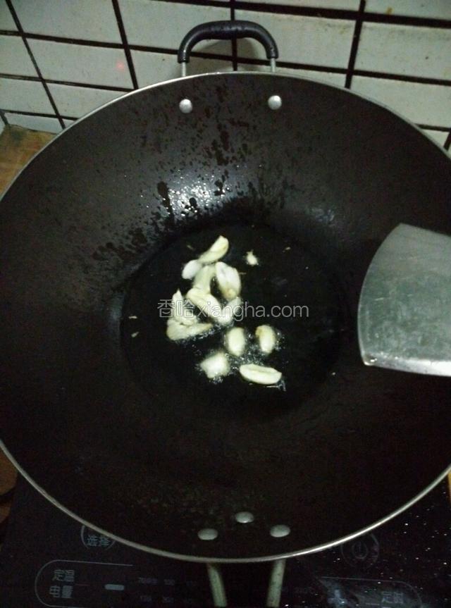 开锅，油热放入大蒜爆香，加入适量的老干妈豆瓣酱，提炼出红油