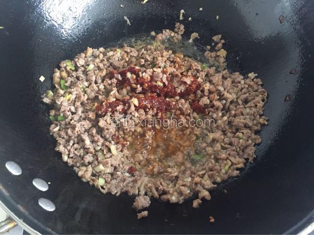 炒至牛肉变色倒入豆瓣酱