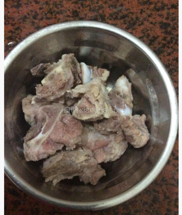 猪骨焯水捞起冲洗干净备用。