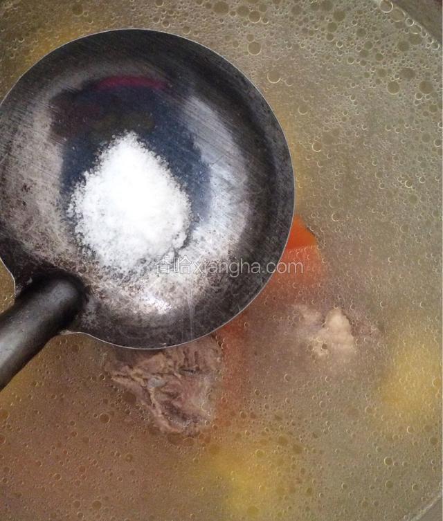 加入适量的盐调味即可。