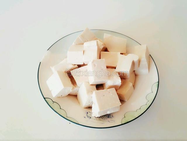 豆腐切正方形小块备用