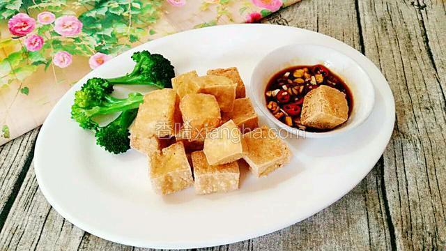 将豆腐，西兰花和调好的料汁摆盘即可食用