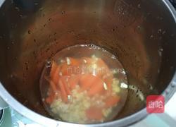 胡萝卜玉米蜂蜜汁的做法图解3