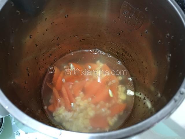 全部放入果汁机，加少许矿泉水