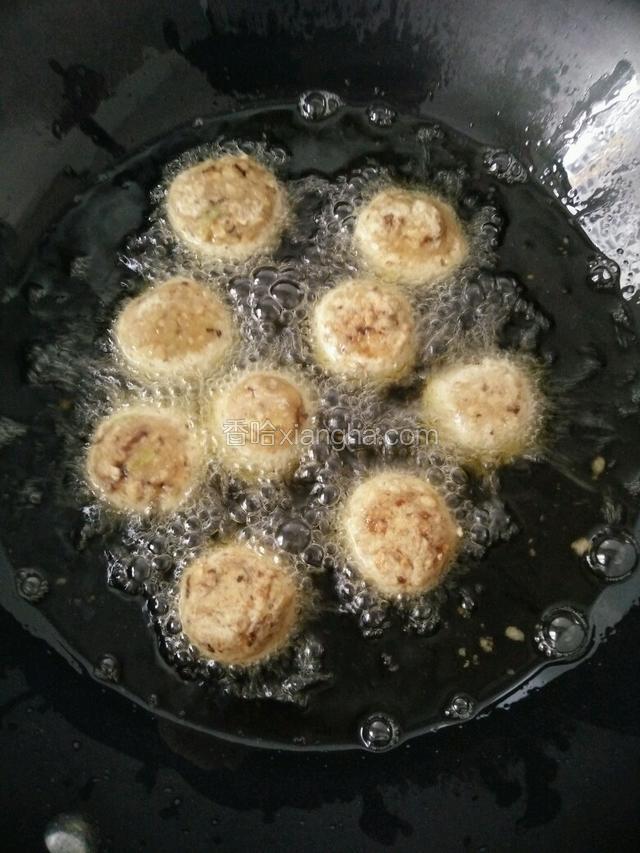 锅倒油适量，烧至7成热的时候开始炸丸子，小火炸制