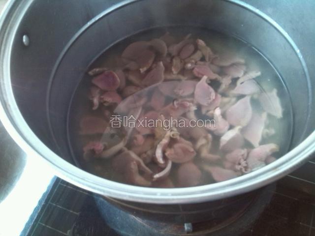 鸭胗焯一下捞出来