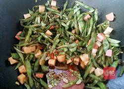 扁豆炒火腿的做法图解8