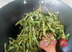 扁豆炒火腿的做法图解7