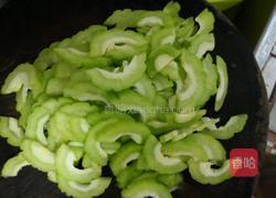 腊肠炒苦瓜的做法图解2