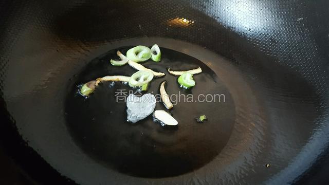 锅中倒入适量的油，放入葱姜和冰糖小火慢慢把冰糖傲化！