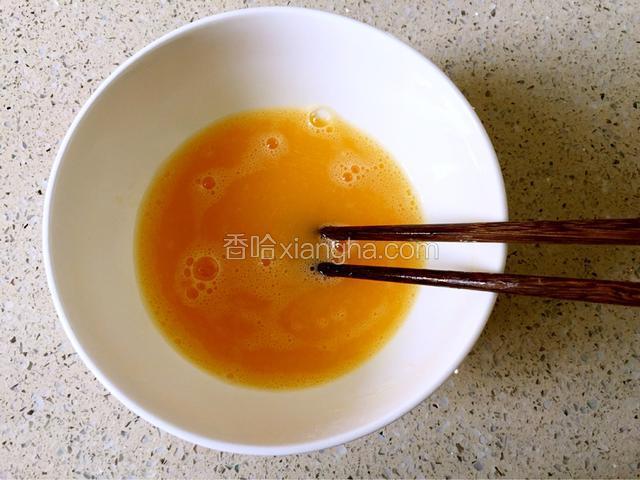 鸡蛋打在碗，加料酒、水淀粉、盐搅拌均匀。