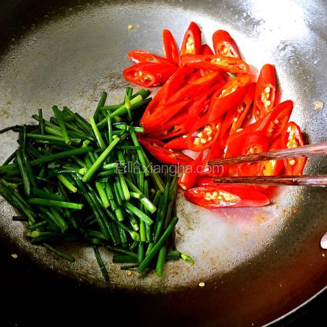 关火。用筷子将辣椒和韭菜花分开。