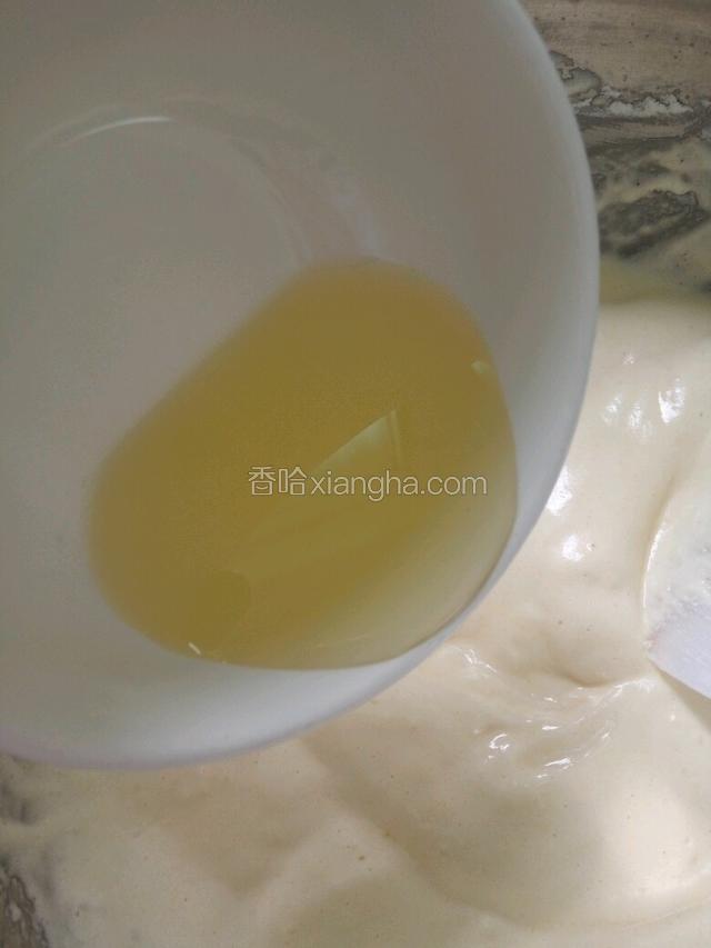 倒入油再次搅拌均匀