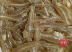 青椒炒小鱼干的做法图解1