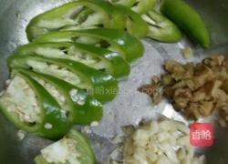 青椒炒小鱼干的做法图解2