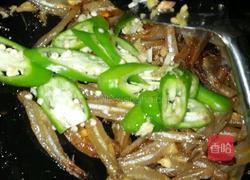 青椒炒小鱼干的做法图解4