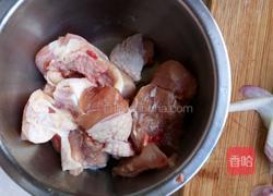 洋葱炒鸡腿的做法图解2