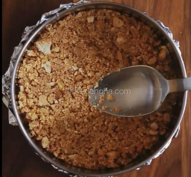 将混合饼干倒入模具中（垫上锡纸），压平整。