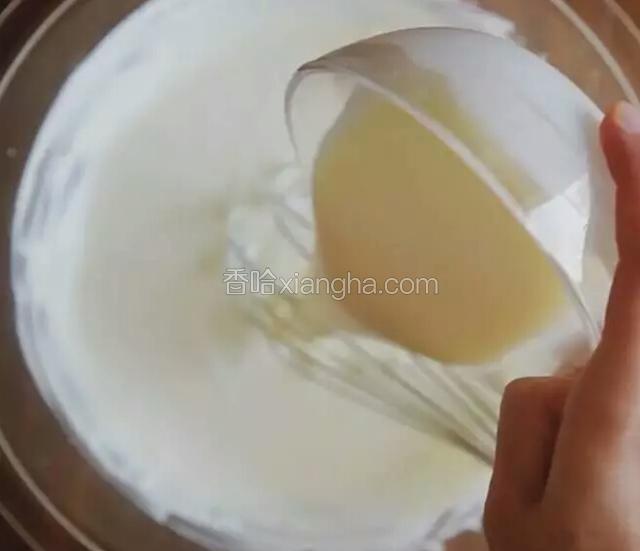 再取一碗倒入60mL鲜奶油，加3g明粉胶拌匀，混合第4步碗中。