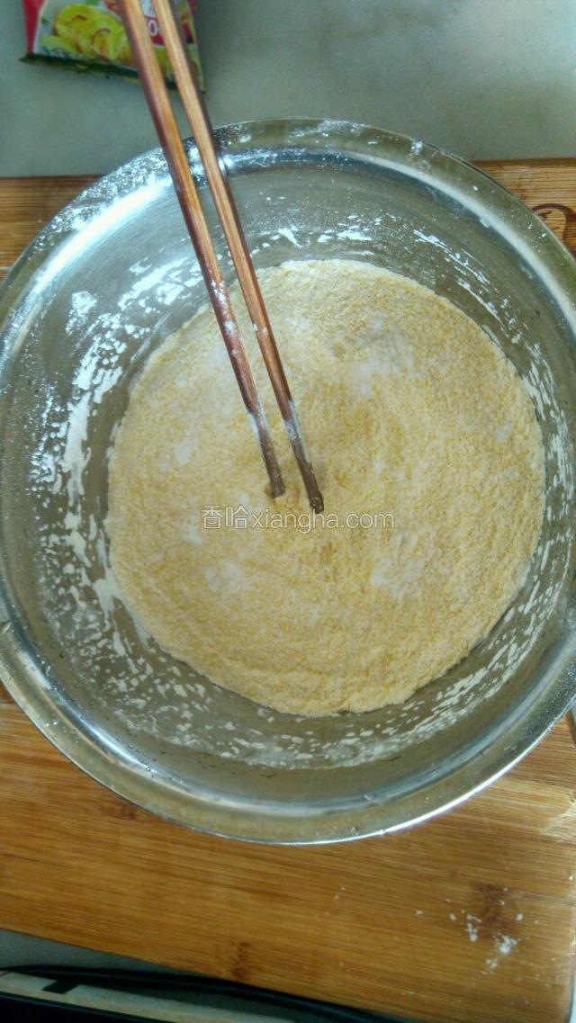 玉米面和白面放在一起，加适量泡打粉和酵母粉。